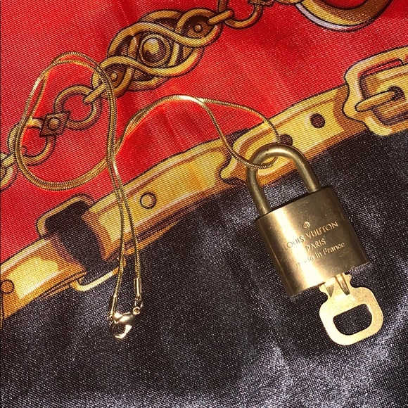 AUTHENTIC Louis Vuitton Lock and Key🔑🔐 Necklace - Picture 5 of 8